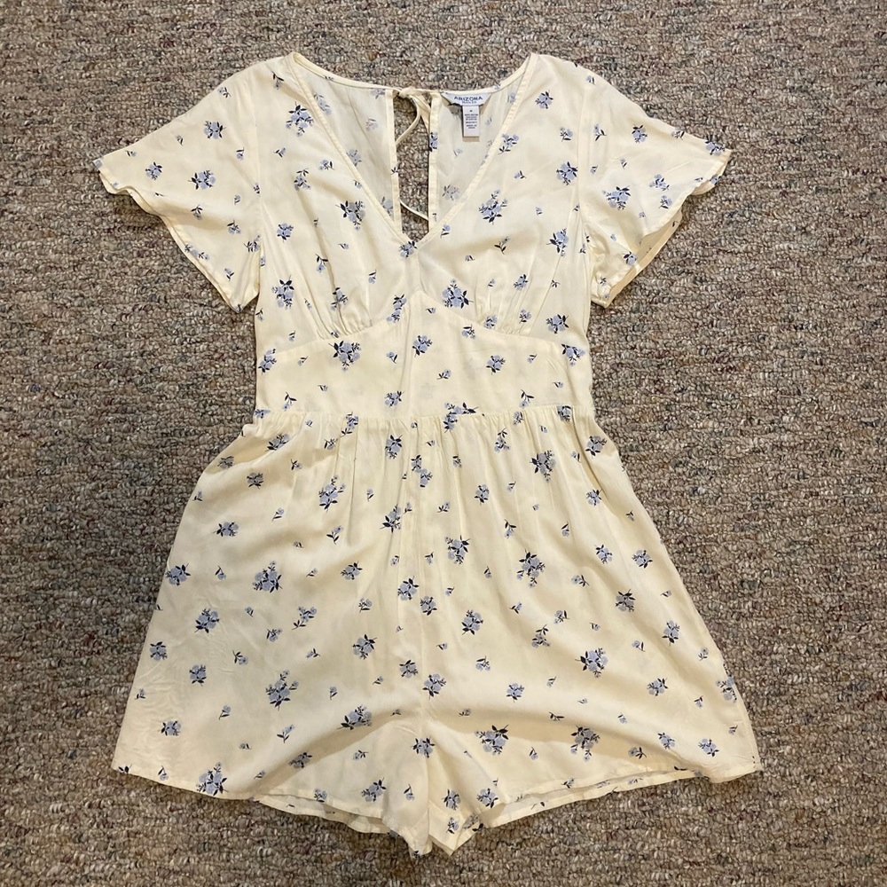 Arizona Jean Co Cream Women's Short Sleeve Romper